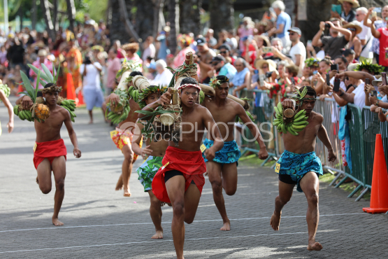 Tahiti, Polynesian men running, race of fruit bearers, Tuaro Maohi, Polynesia
