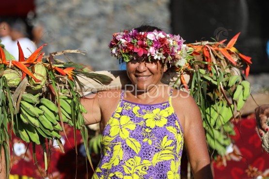 Tahiti, Polynesian woman carrying bunches of bananas on her shoulders, Fruit Carrier Race, Tuaro Maohi, Polynesia
