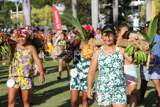 Tahiti, Polynesian women carrying bunches of bananas on their shoulders, Fruit Carrier Race, Tuaro Maohi, Polynesia