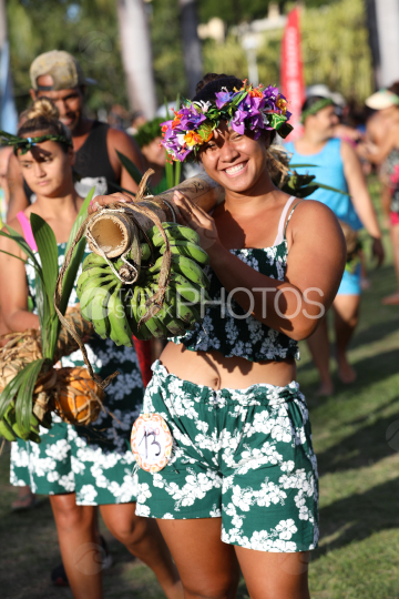Tahiti, Polynesian woman carrying fruits, Race of fruit bearers, Tuaro Maohi, Polynesia
