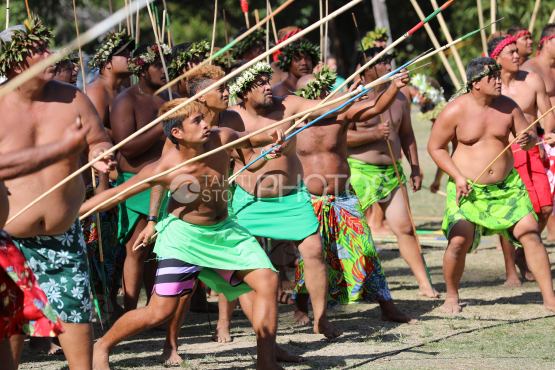 Tahiti, Polynesian men with green pareos, traditional javelin throwing competition, Tuaro Maohi, Polynesia