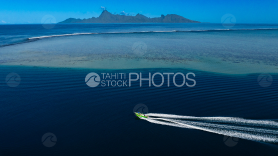 Speed boat in the lagoon, Taapuna, Tahiti, Background Moorea, French Polynesia