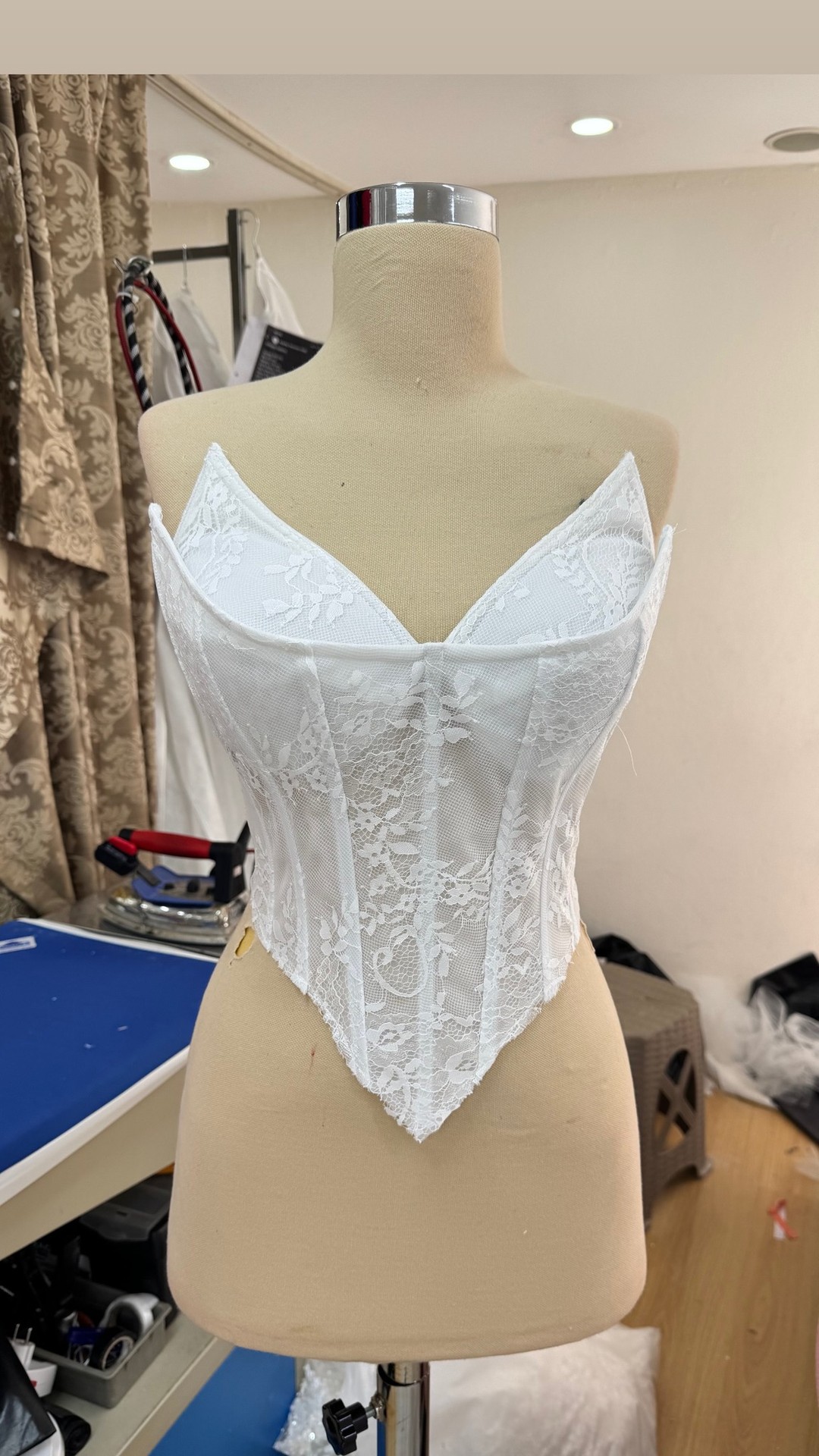 White Podium beden modeli 2026-28