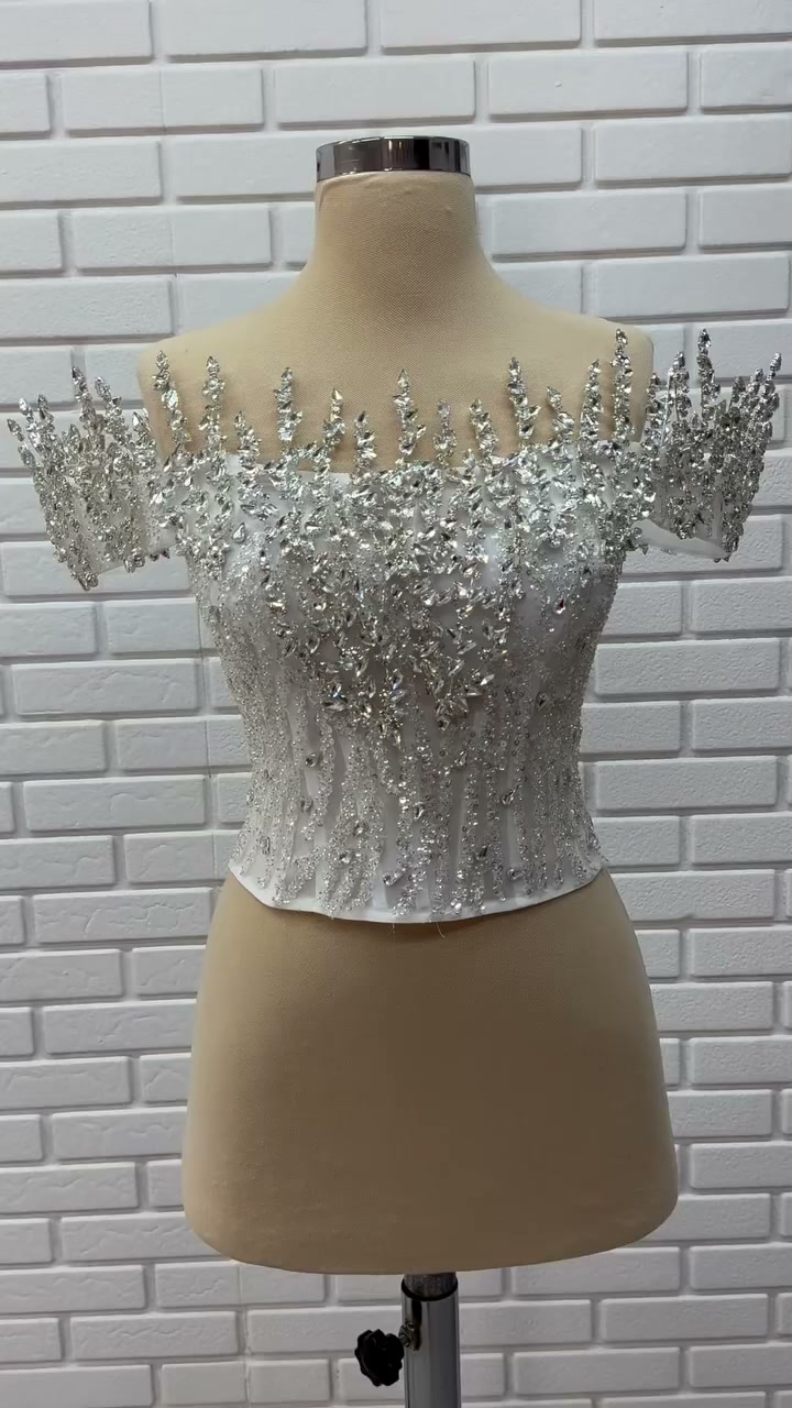 White Podium beden modeli 2026-30