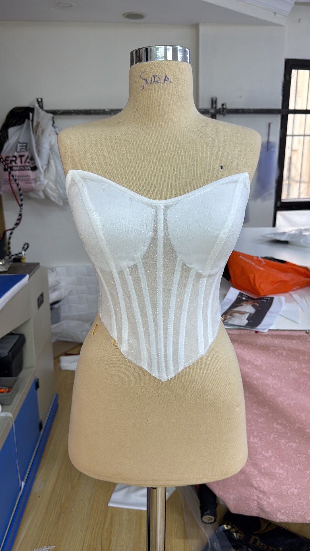 White Podium beden modeli 2026-7