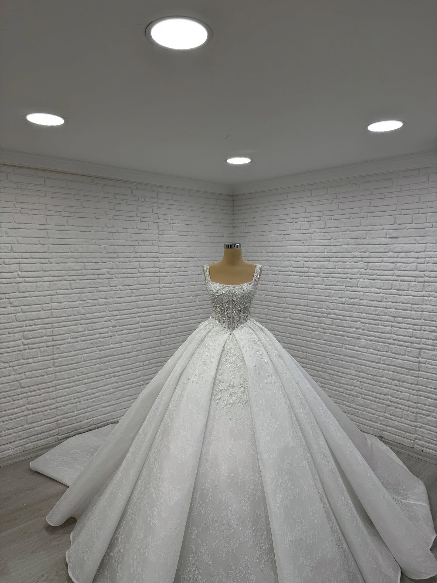 White Podium gelinlik modeli 2026-115