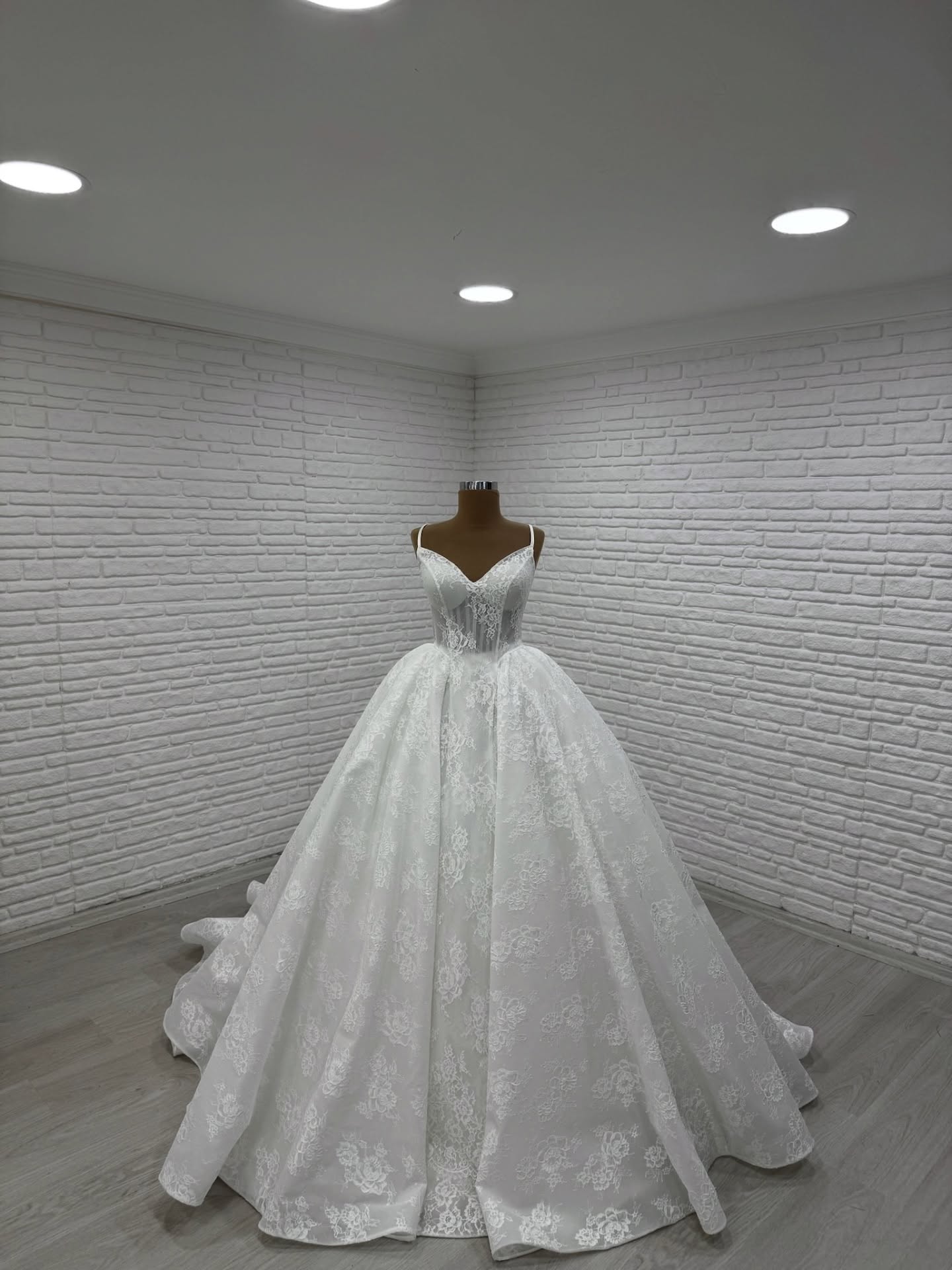 White Podium gelinlik modeli 2026-126