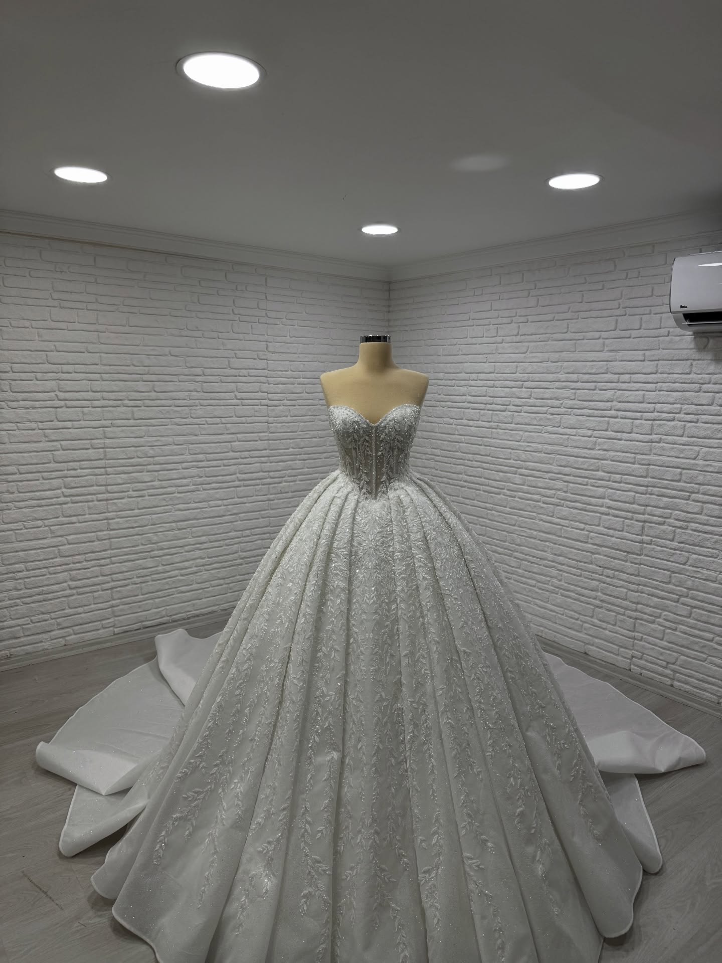 White Podium gelinlik modeli 2026-133