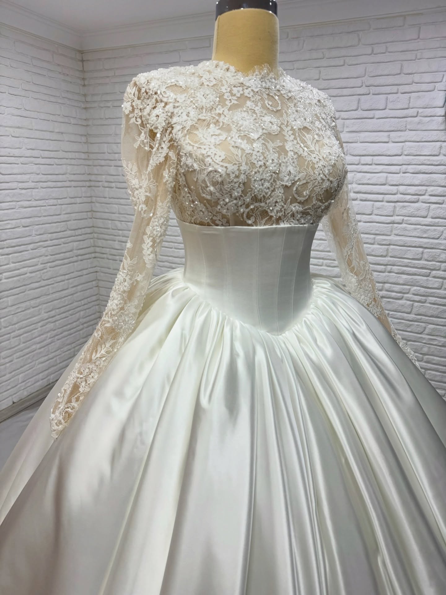 White Podium gelinlik modeli 2026-176