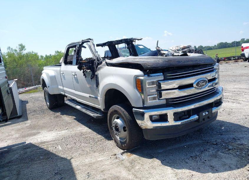 Photo of FORD F-350 LARIAT