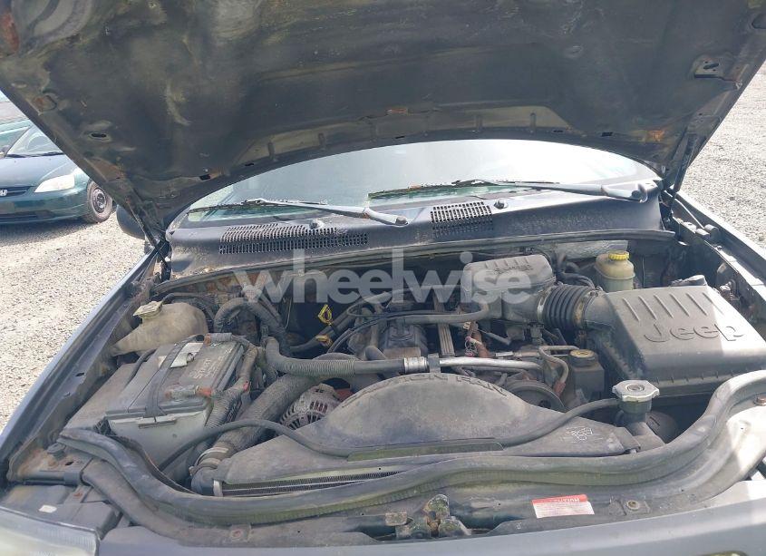 Thumbnail 2 of 2004 JEEP GRAND CHEROKEE LAREDO