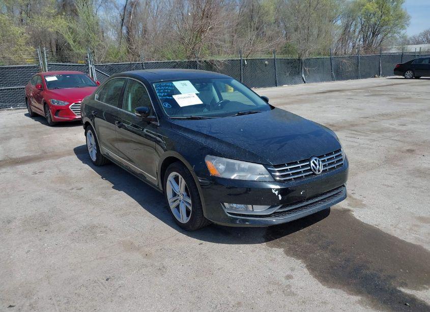 Main photo of 2014 VOLKSWAGEN PASSAT 2.0L TDI SE with VIN 1VWBN7A32EC104942