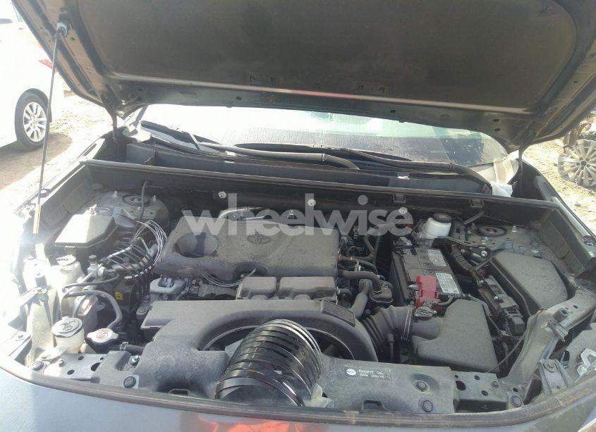 Thumbnail 2 of 2020 TOYOTA RAV4 XLE