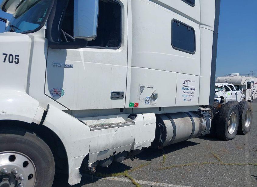 Thumbnail 3 of 2020 VOLVO VNL