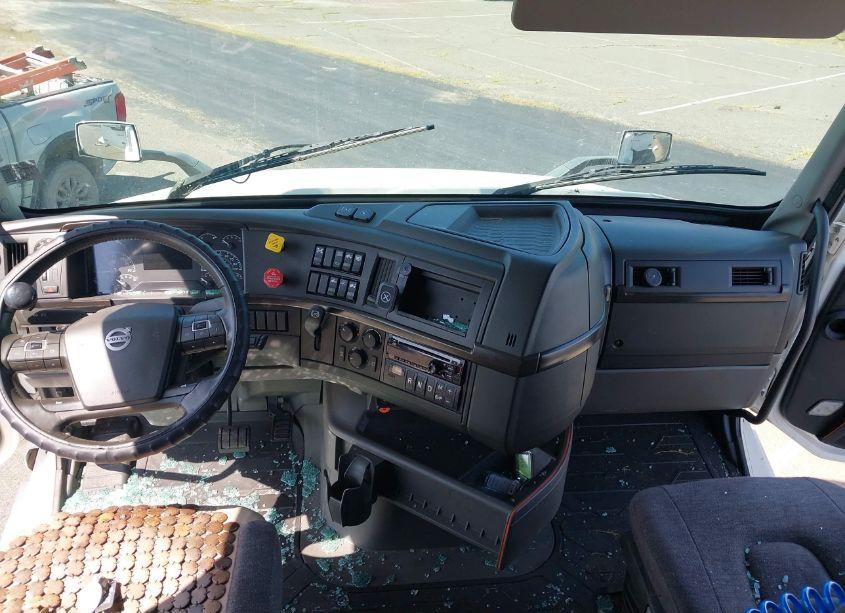 Thumbnail 14 of 2020 VOLVO VNL