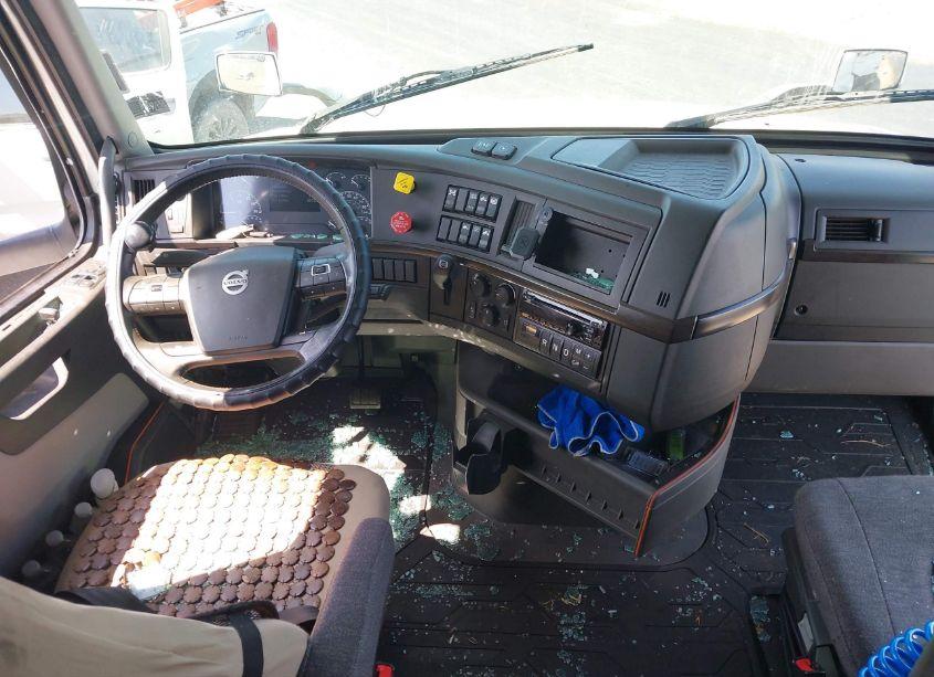 Thumbnail 18 of 2020 VOLVO VNL