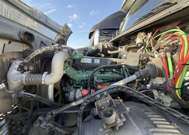 Thumbnail 2 of 2018 VOLVO VNL