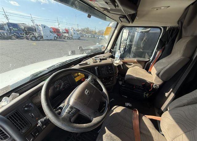 Thumbnail 7 of 2018 VOLVO VNL
