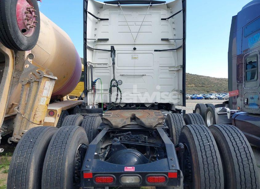 Thumbnail 13 of 2022 VOLVO VNL