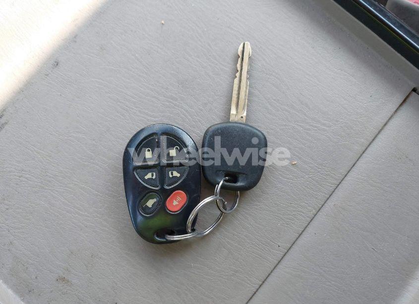 Thumbnail 3 of 2004 TOYOTA SIENNA LE