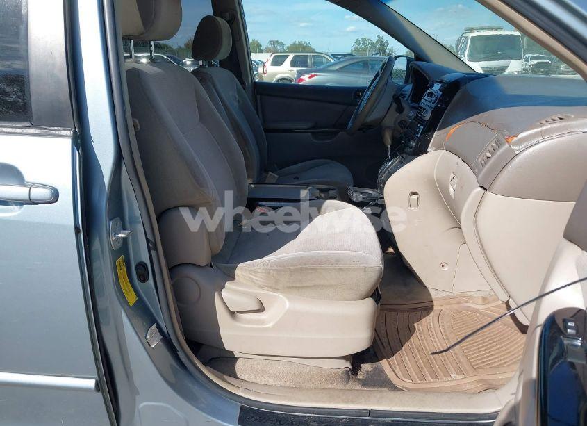 Thumbnail 7 of 2004 TOYOTA SIENNA LE