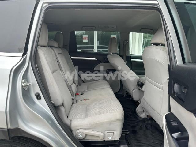 2019 TOYOTA HIGHLANDER LE - Photo 1