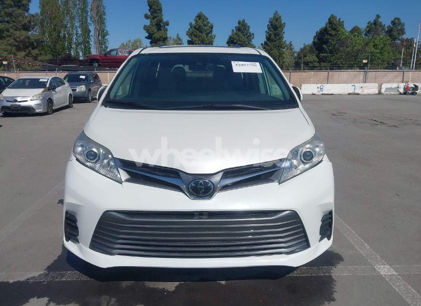 Thumbnail 4 of 2019 TOYOTA SIENNA XLE 7 PASSENGER