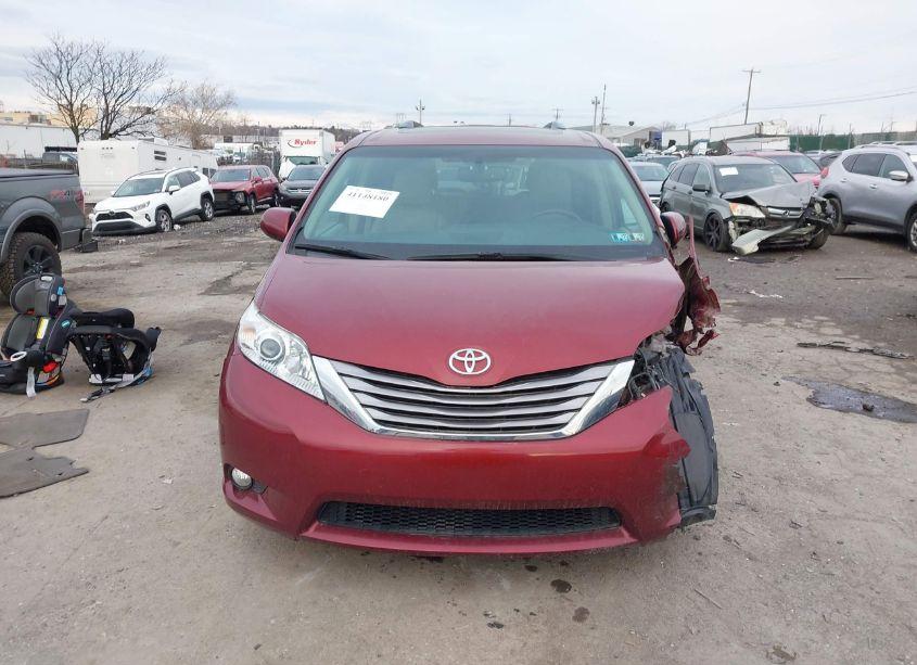 Thumbnail 3 of 2017 TOYOTA SIENNA XLE 7 PASSENGER