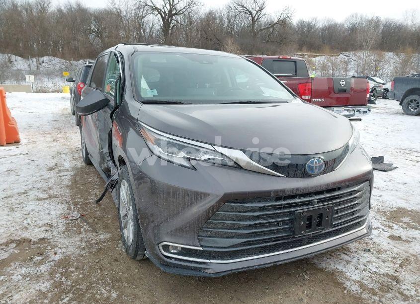 Photo of TOYOTA SIENNA PLATINUM