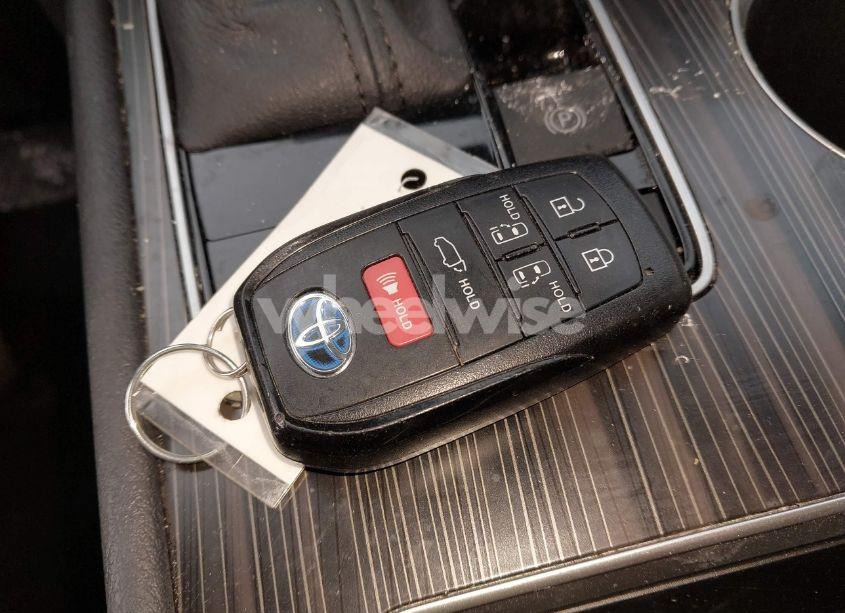 Thumbnail 3 of 2023 TOYOTA SIENNA PLATINUM