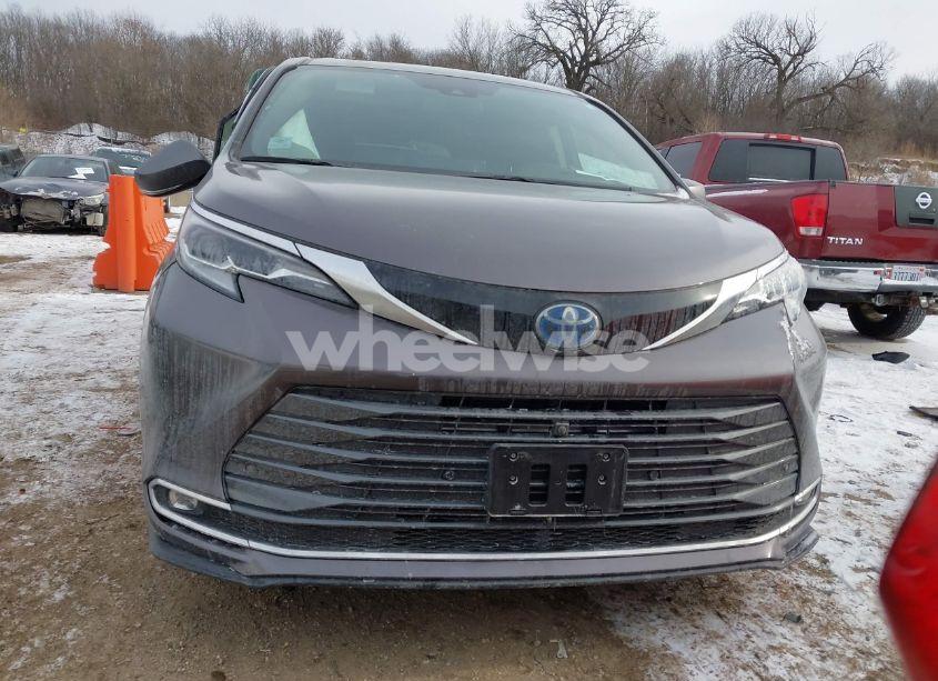 Thumbnail 4 of 2023 TOYOTA SIENNA PLATINUM
