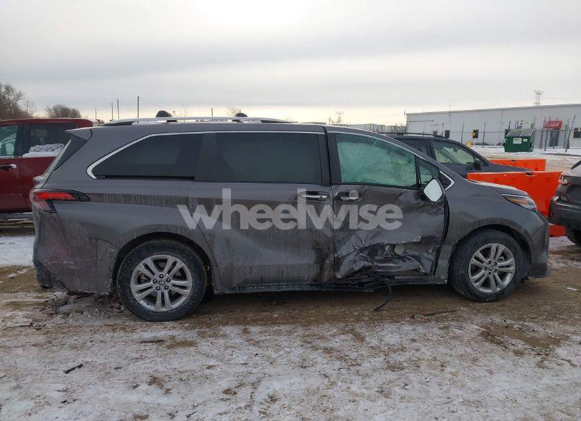 Thumbnail 5 of 2023 TOYOTA SIENNA PLATINUM