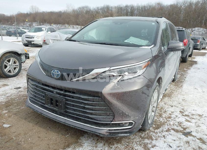 Thumbnail 9 of 2023 TOYOTA SIENNA PLATINUM