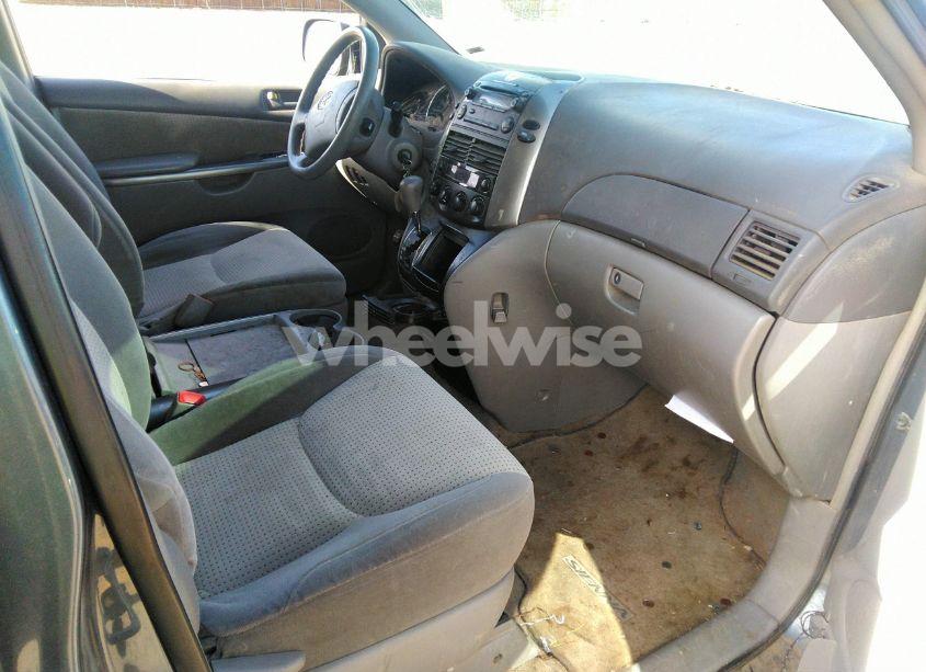 Thumbnail 7 of 2010 TOYOTA SIENNA LE