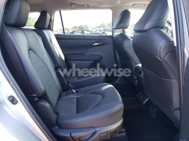 2024 TOYOTA HIGHLANDER LE
