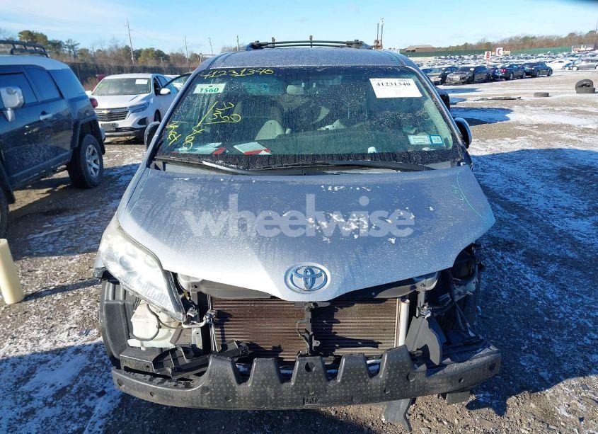 Thumbnail 4 of 2016 TOYOTA SIENNA LE 8 PASSENGER