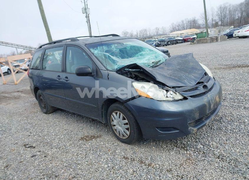 Photo of TOYOTA SIENNA CE