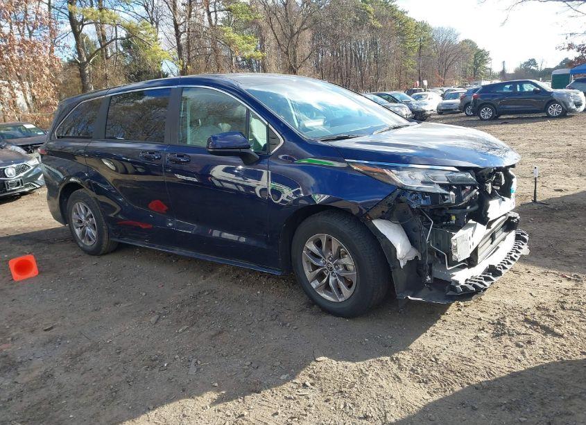 Main photo of 2022 TOYOTA SIENNA LE with VIN 5TDKRKEC0NS123511