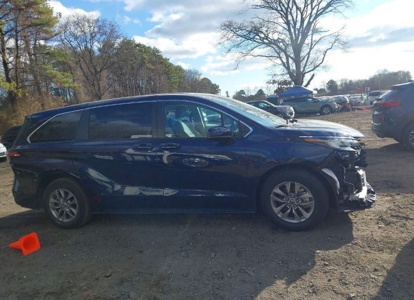 Thumbnail 5 of 2022 TOYOTA SIENNA LE