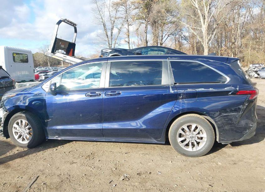 Thumbnail 6 of 2022 TOYOTA SIENNA LE