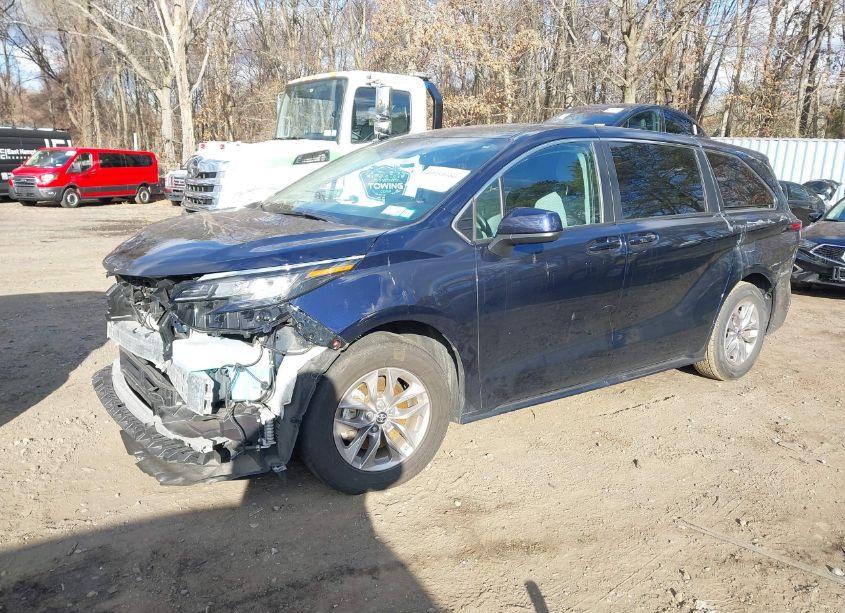 Thumbnail 9 of 2022 TOYOTA SIENNA LE
