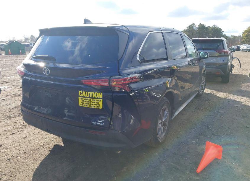 Thumbnail 11 of 2022 TOYOTA SIENNA LE