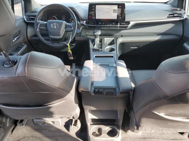 2021 TOYOTA SIENNA XSE