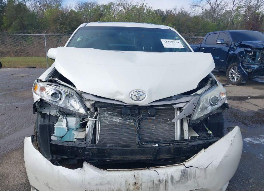 Thumbnail 2 of 2017 TOYOTA SIENNA XLE 8 PASSENGER