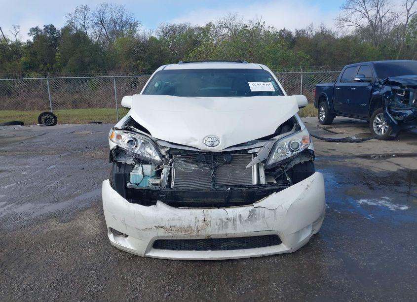 Thumbnail 4 of 2017 TOYOTA SIENNA XLE 8 PASSENGER