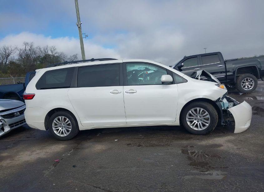 Thumbnail 5 of 2017 TOYOTA SIENNA XLE 8 PASSENGER