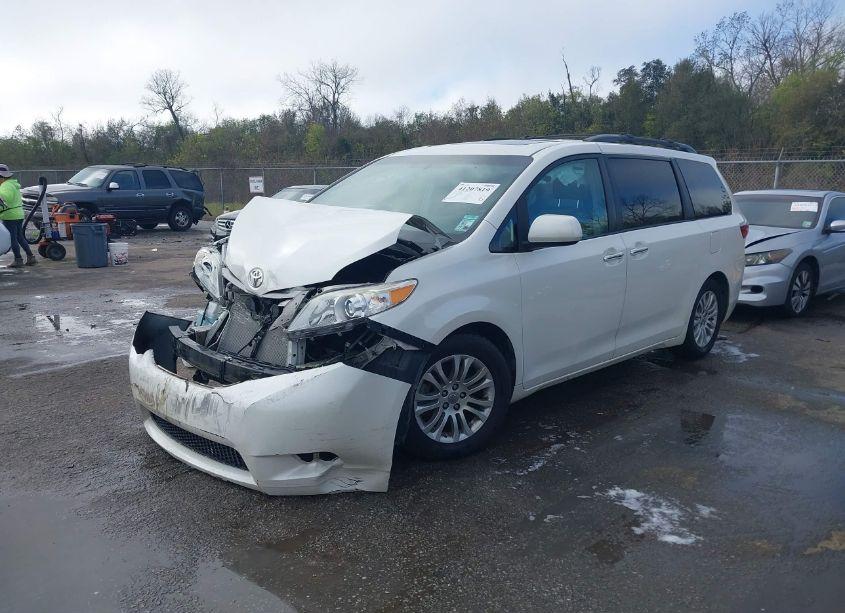 Thumbnail 9 of 2017 TOYOTA SIENNA XLE 8 PASSENGER