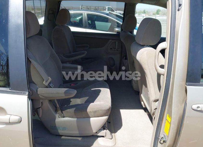 Thumbnail 11 of 2004 TOYOTA SIENNA LE