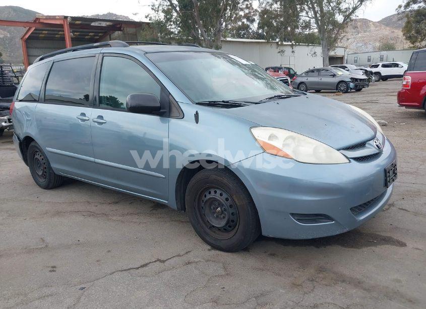 Photo of TOYOTA SIENNA LE