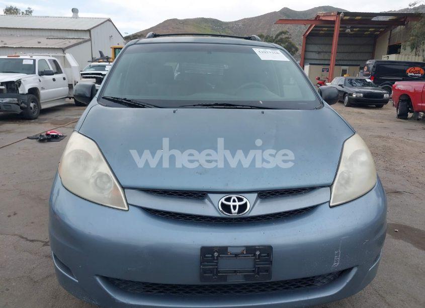 Thumbnail 4 of 2008 TOYOTA SIENNA LE